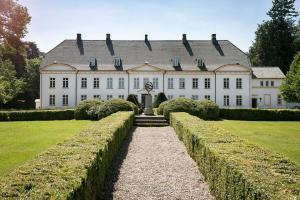 Schloss-Louisenlund Frontansicht
